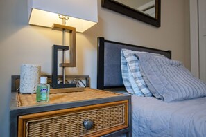 2 bedrooms, desk, WiFi, bed sheets