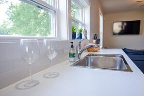 Køleskab, mikrobølgeovn, ovn, kogeplade