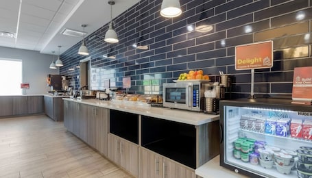 Café da manhã completo grátis todos os dias. Holiday Inn Express And Suites Choctaw Oklahoma City East by IHG