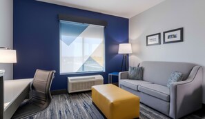 Desk, laptop workspace, blackout curtains, iron/ironing board - Holiday Inn Express And Suites Choctaw Oklahoma City East by IHG (Choctaw)