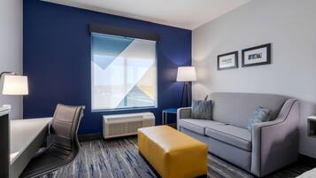 Escritorio, espacio para trabajar con laptop y cortinas blackout