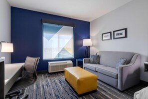 Escritorio, espacio para trabajar con laptop y cortinas blackout