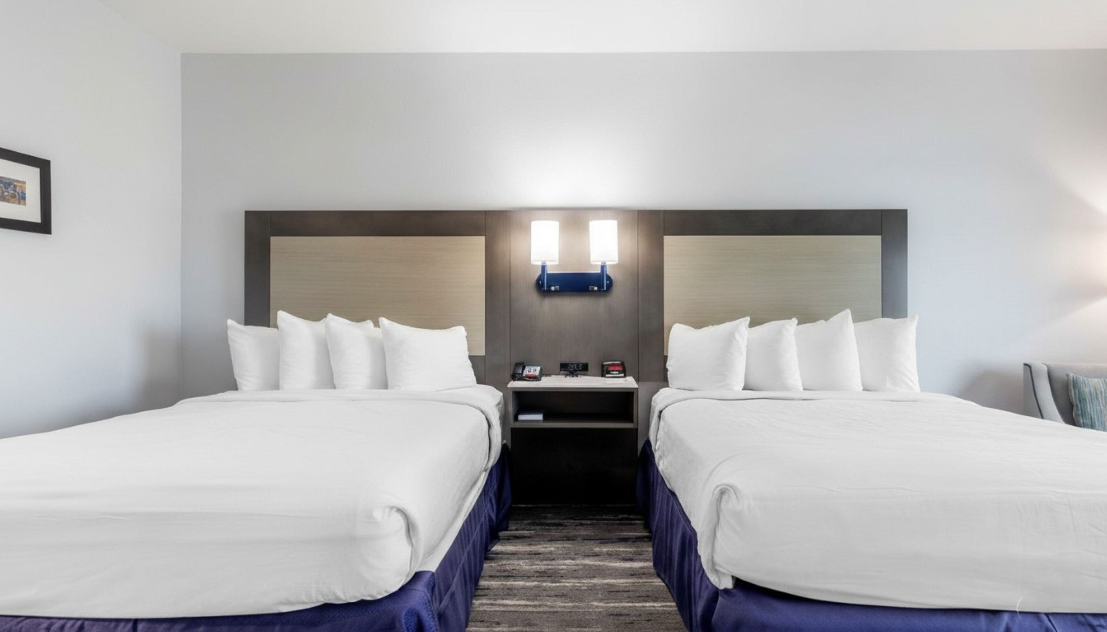 Bureau, espace de travail pour ordinateur portable, rideaux occultants