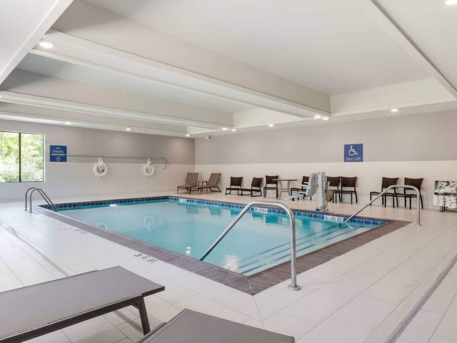 Una piscina cubierta