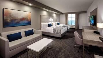 Escritorio, espacio para trabajar con laptop y cortinas blackout