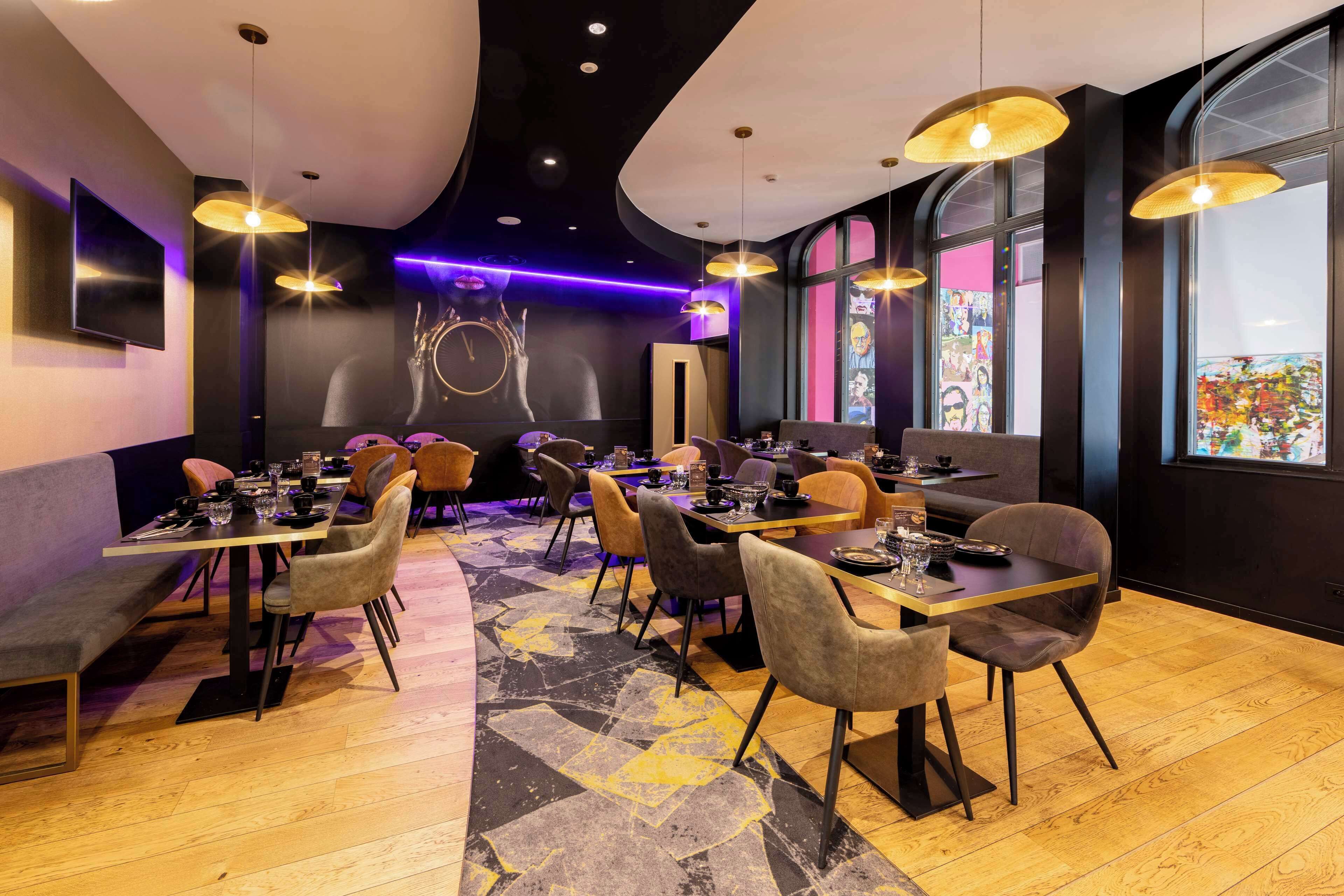 Desayuno buffet diario (EUR 15 por persona)