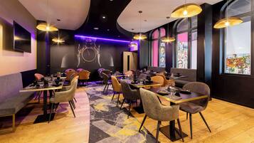 Petit déjeuner buffet (15 EUR par personne)