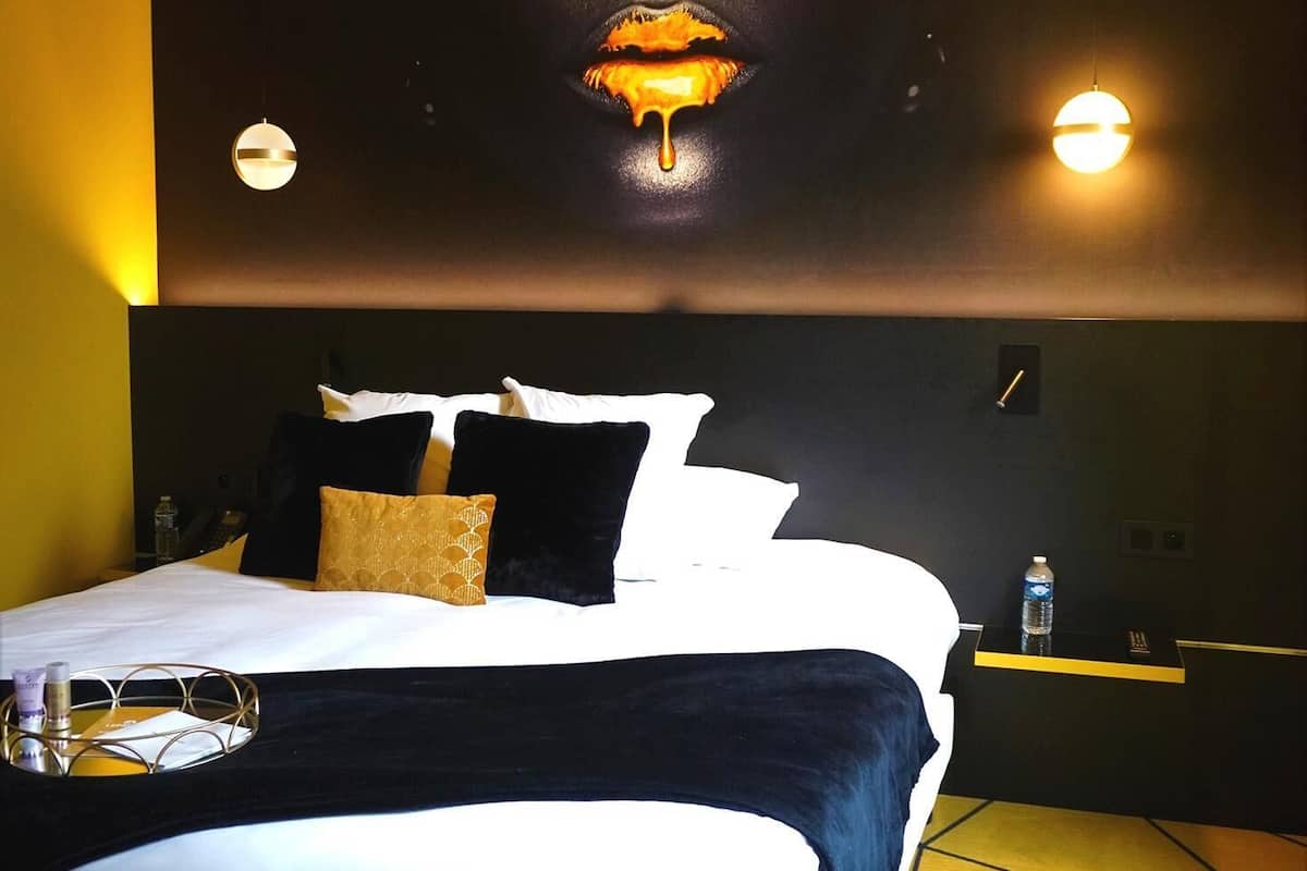 classic room, 1 queen bed, non smoking (small room) | minibar, in-room safe, desk, soundproofing