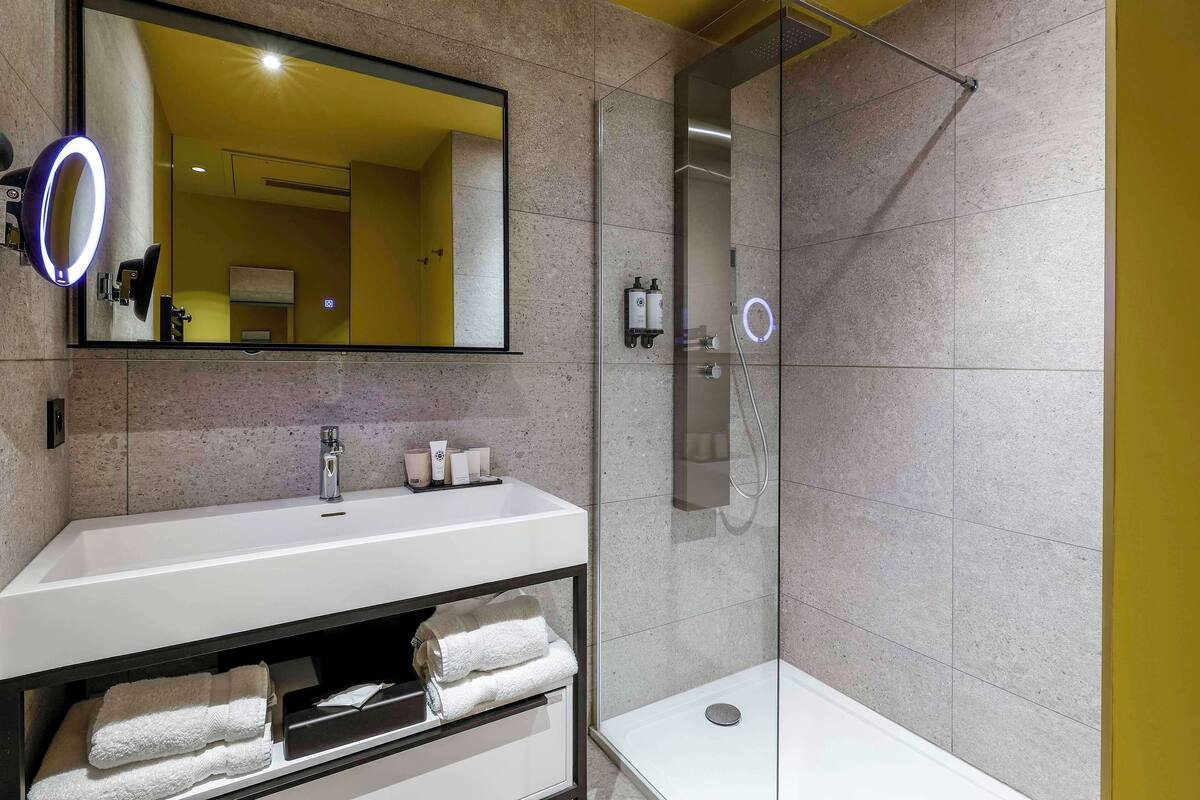 executive room, 1 king bed, non smoking | bathroom | shower, rainfall showerhead, free toiletries, hair dryer