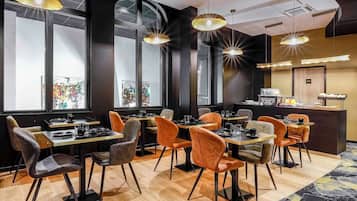 Petit déjeuner buffet (15 EUR par personne)