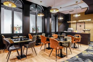 每日供应自助式早餐（每人 EUR 15）