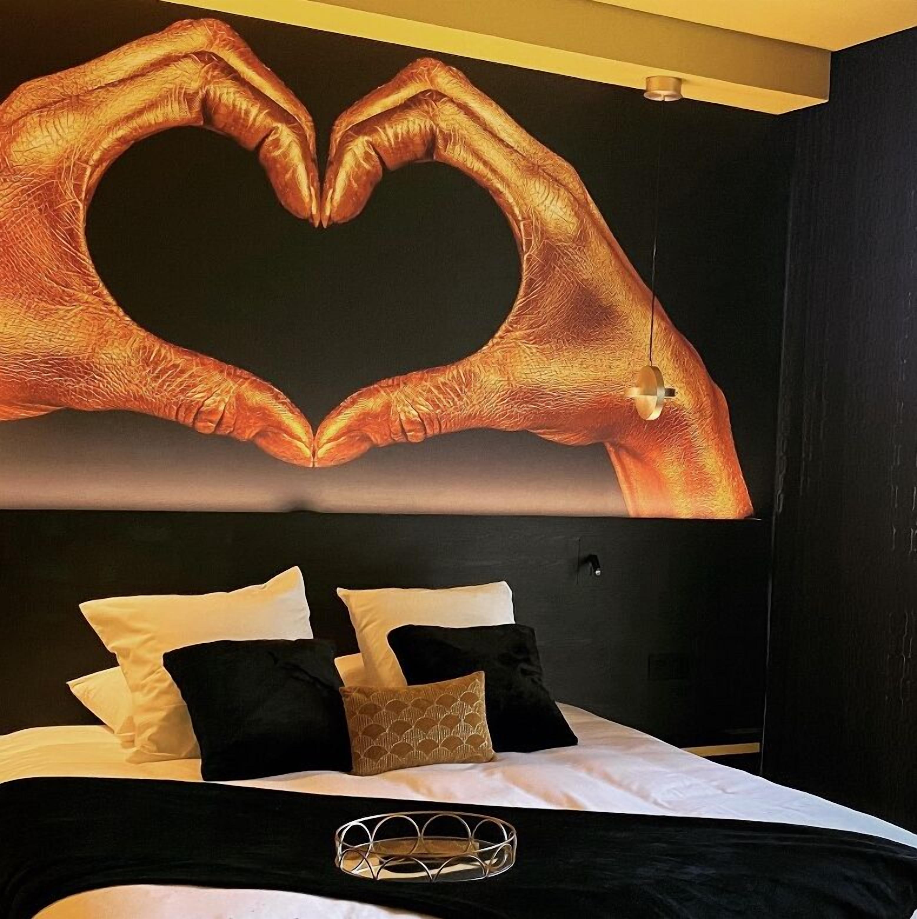 deluxe room, 1 king bed, non smoking | minibar, in-room safe, desk, soundproofing