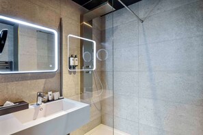 Shower, rainfall showerhead, free toiletries, hair dryer - Leprince Hotel Spa, BW Premier Collection (Le Mans)