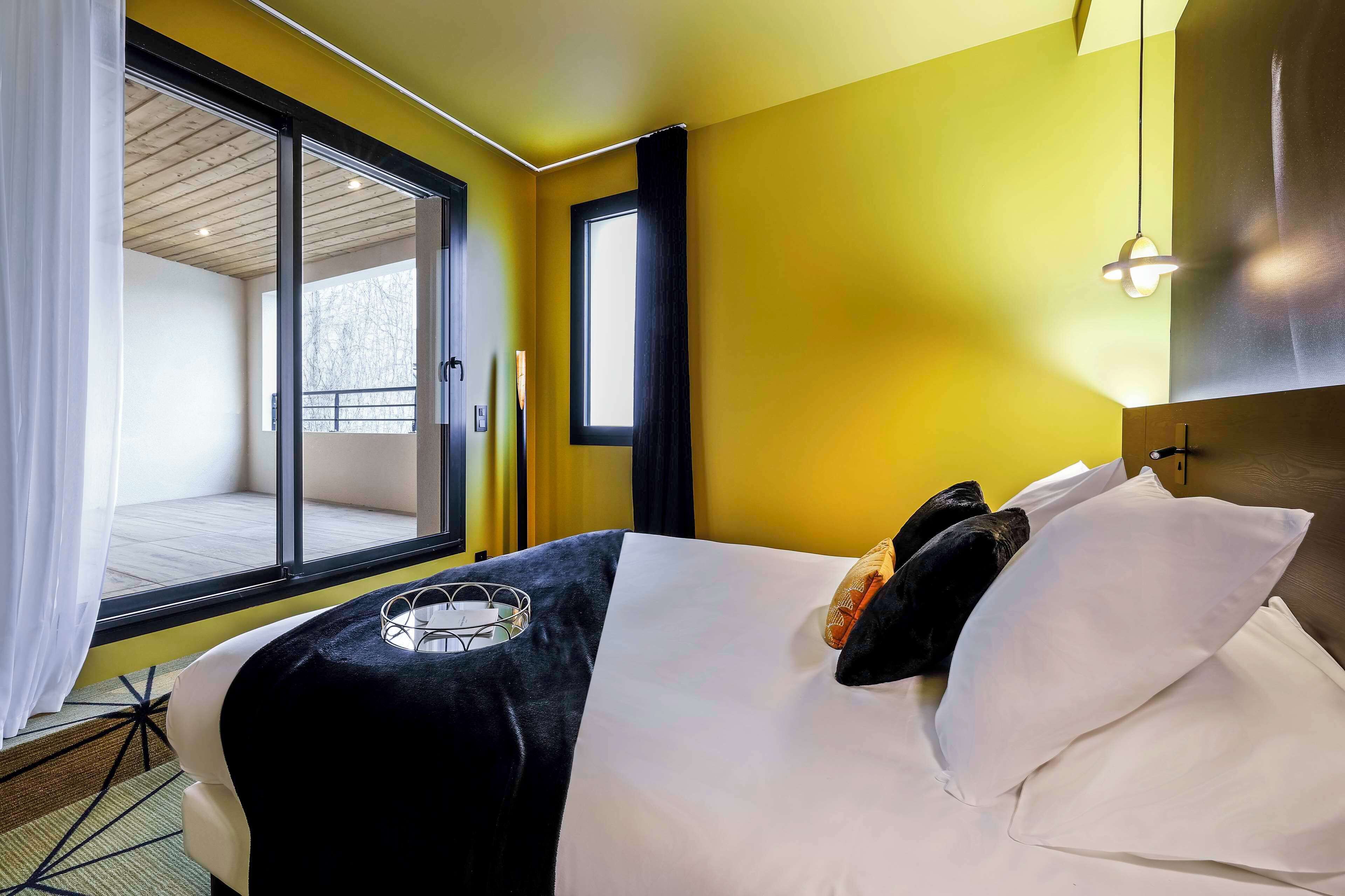 suite, 1 king bed, non smoking (with sofabed) | minibar, in-room safe, desk, soundproofing