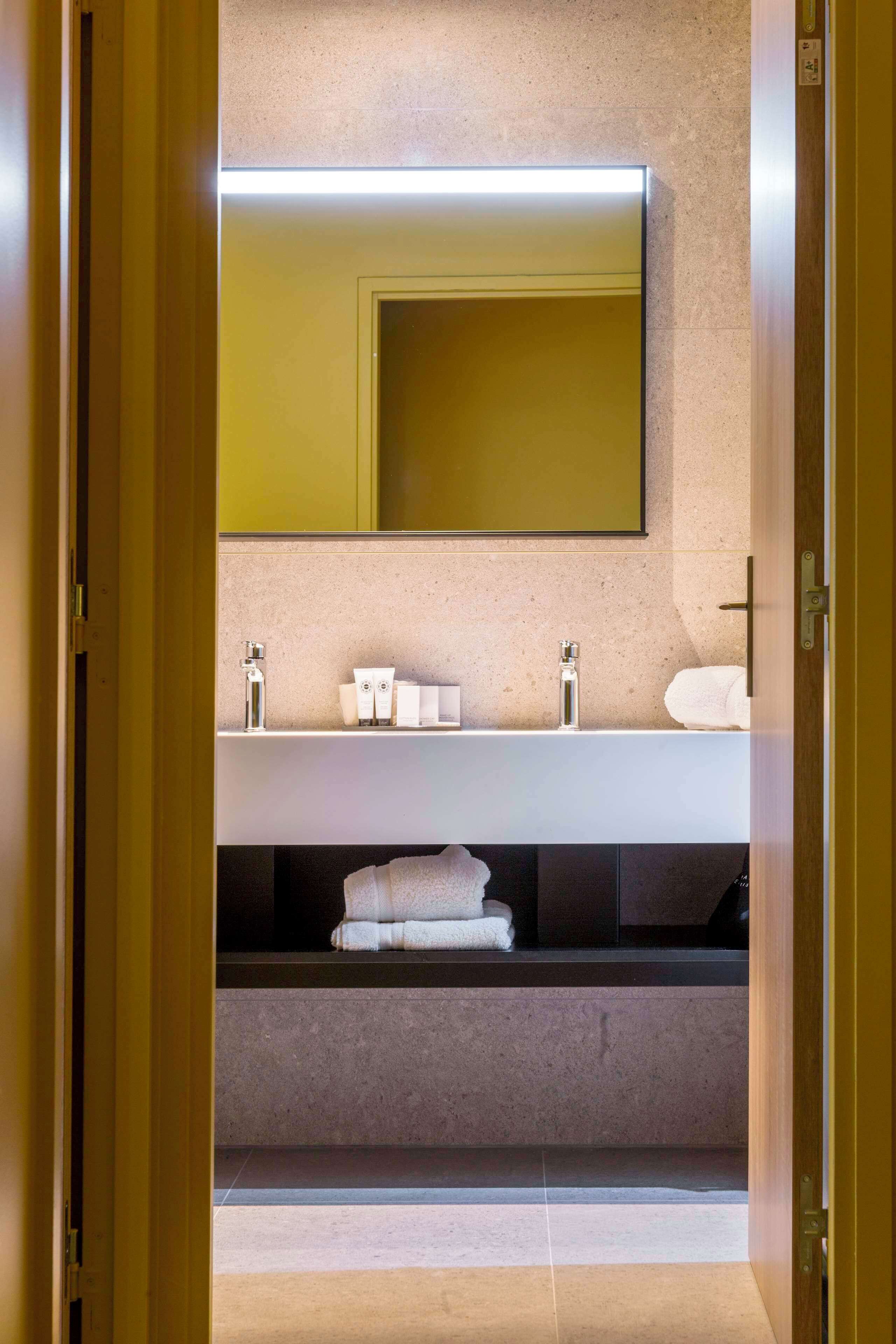 suite, 1 king bed, non smoking | bathroom | shower, rainfall showerhead, free toiletries, hair dryer