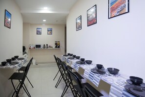 بوفيه فطور مجانًا يوميًا