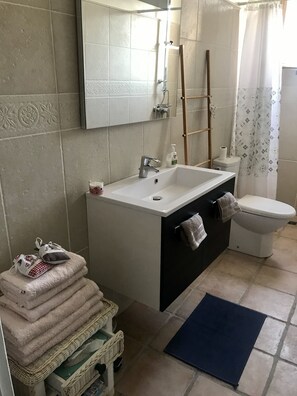 Douche, sèche-cheveux, serviettes fournies, savon