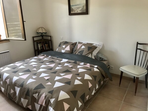 1 chambre, fer et planche à repasser, lit parapluie, Wi-Fi gratuit