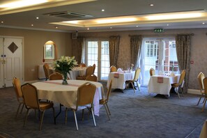 Daily full breakfast (GBP 10 per person)