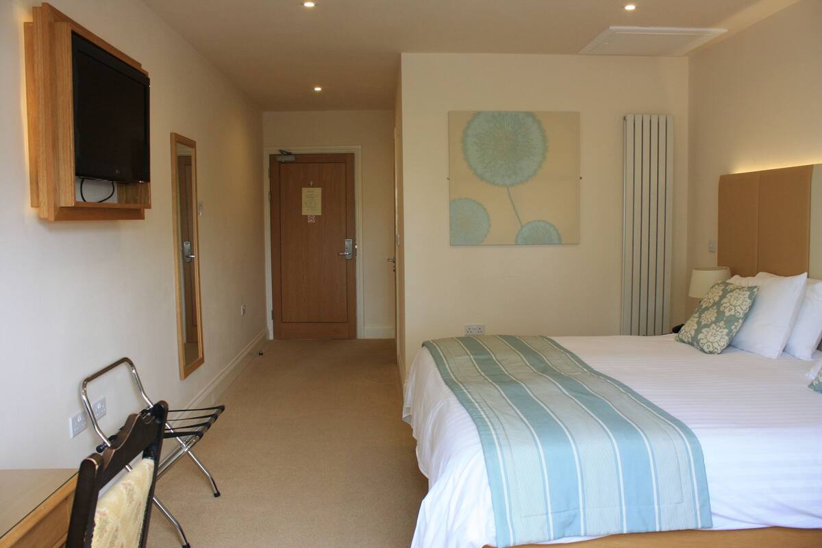 Deluxe Room, 1 King Bed, Accessible