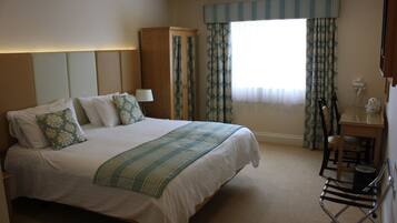 Deluxe Room, 1 King Bed, Accessible | Desk, laptop workspace, blackout drapes, iron/ironing board