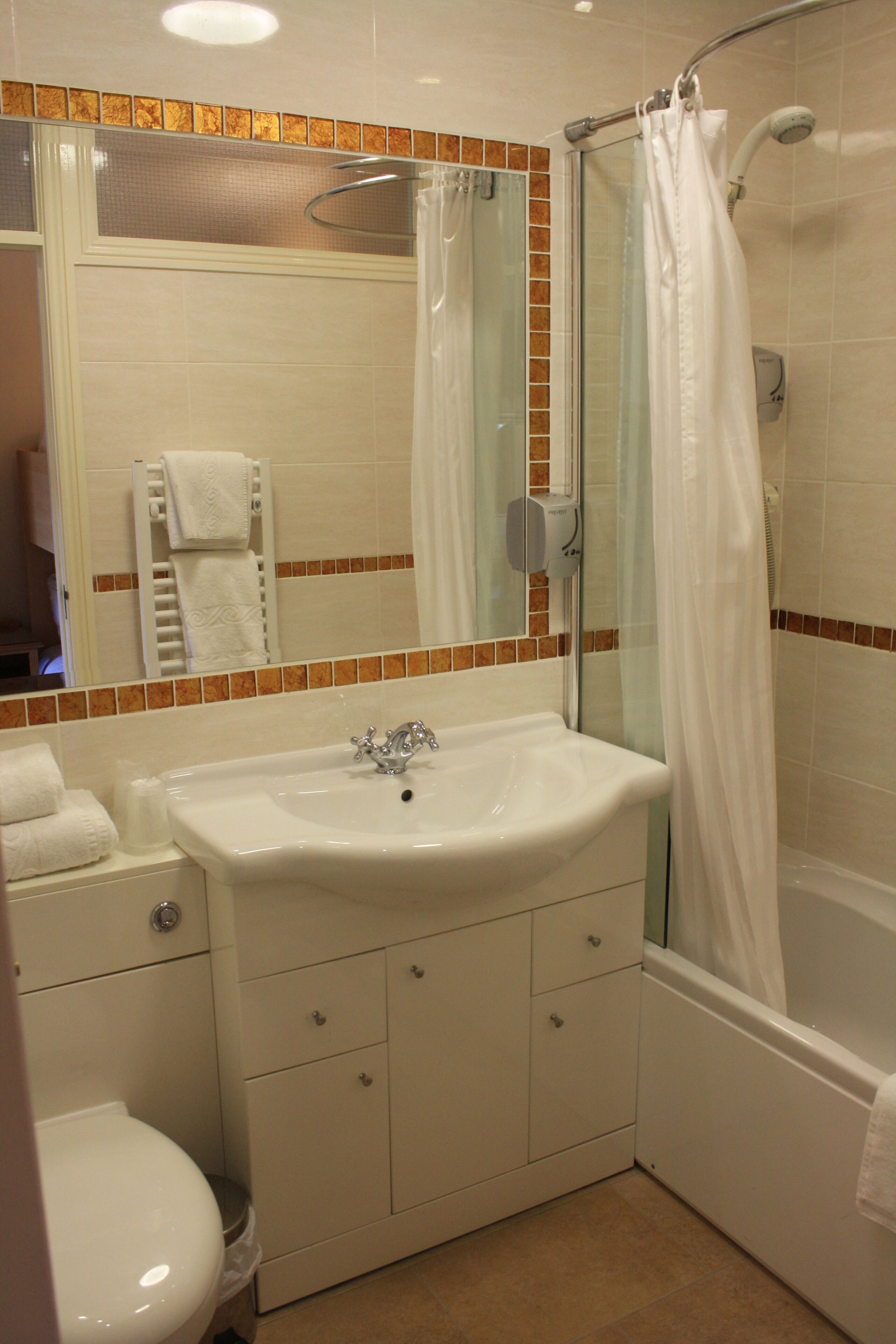 family room | bathroom | free toiletries, towels, soap, shampoo