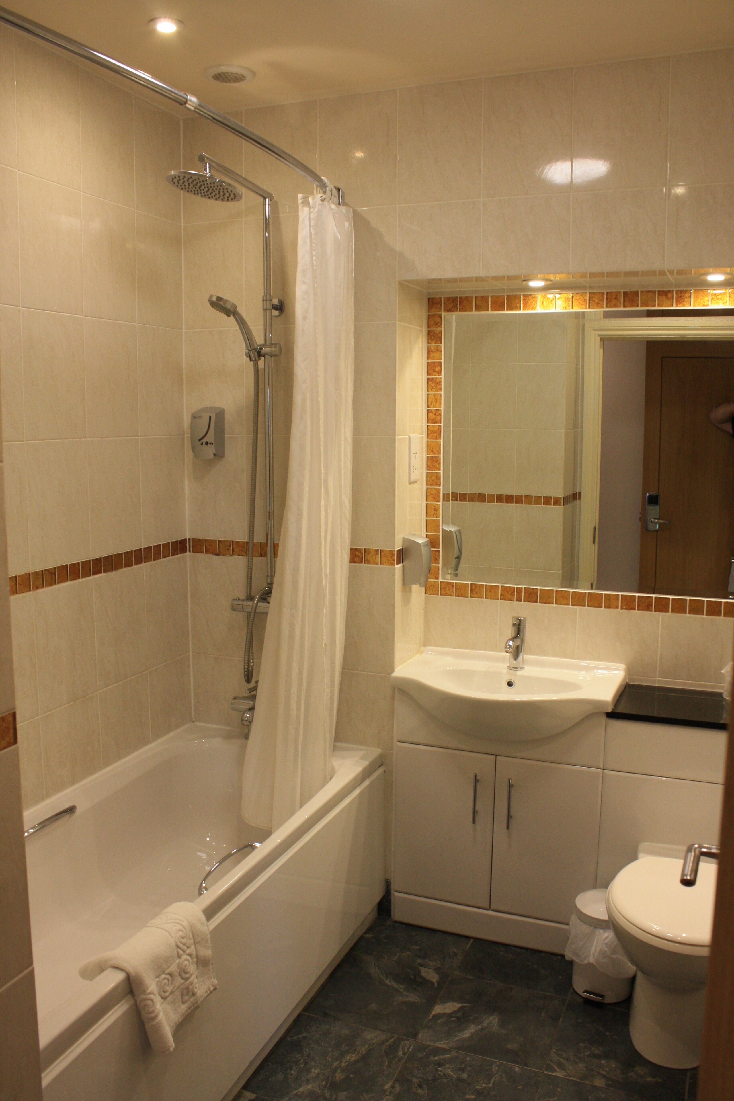 deluxe double room | bathroom | free toiletries, towels, soap, shampoo