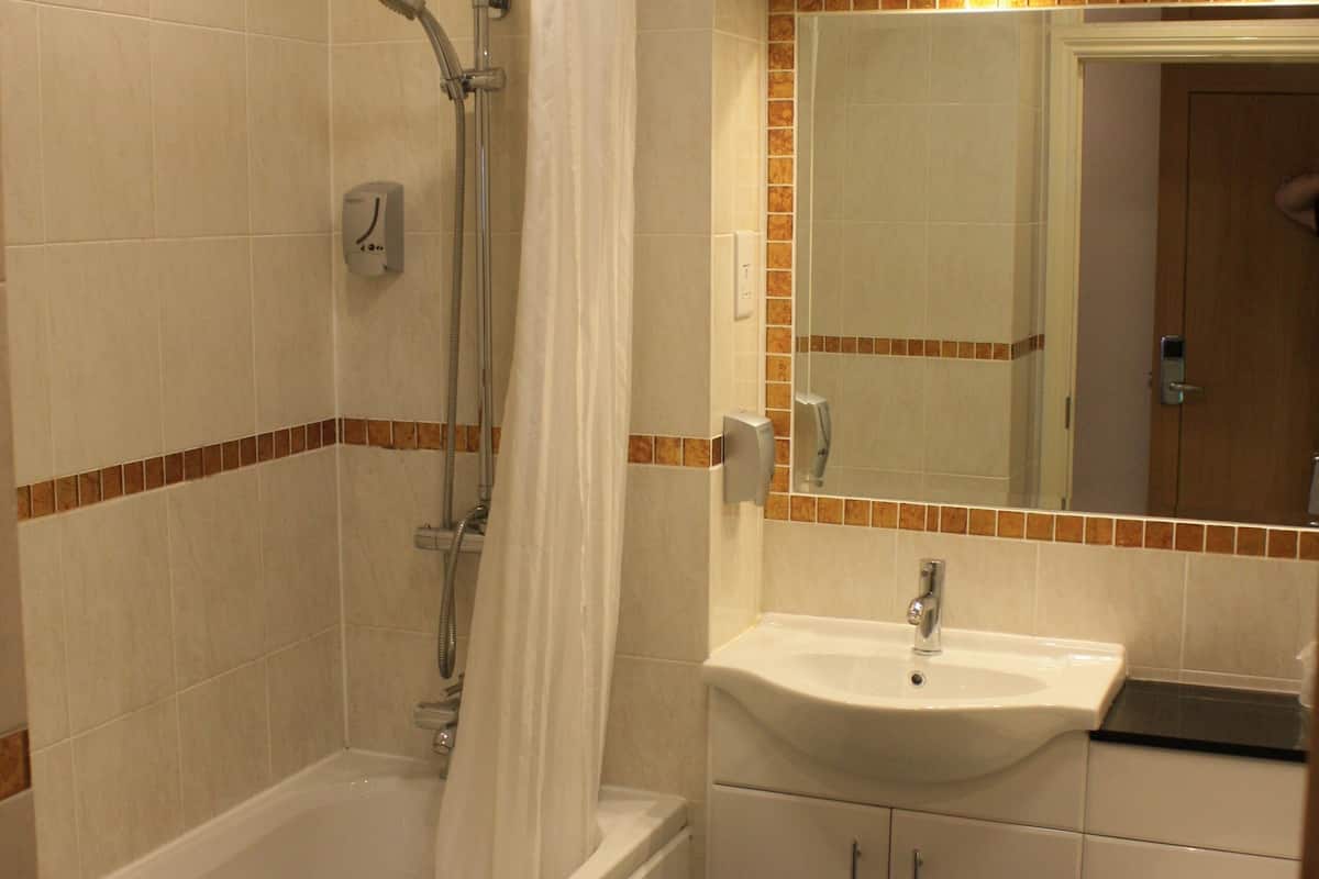 deluxe double room | bathroom | free toiletries, towels, soap, shampoo