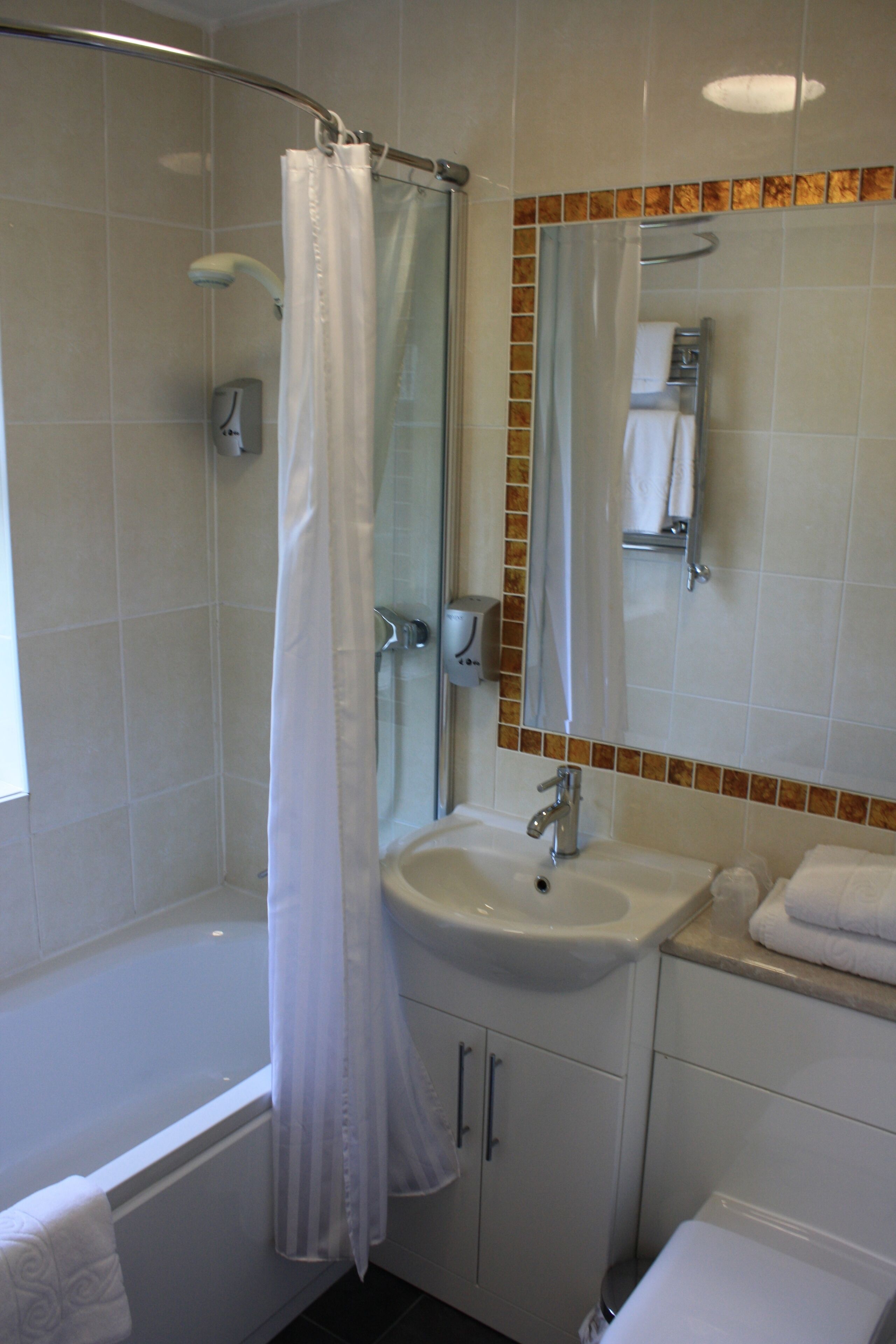classic double room | bathroom | free toiletries, towels, soap, shampoo