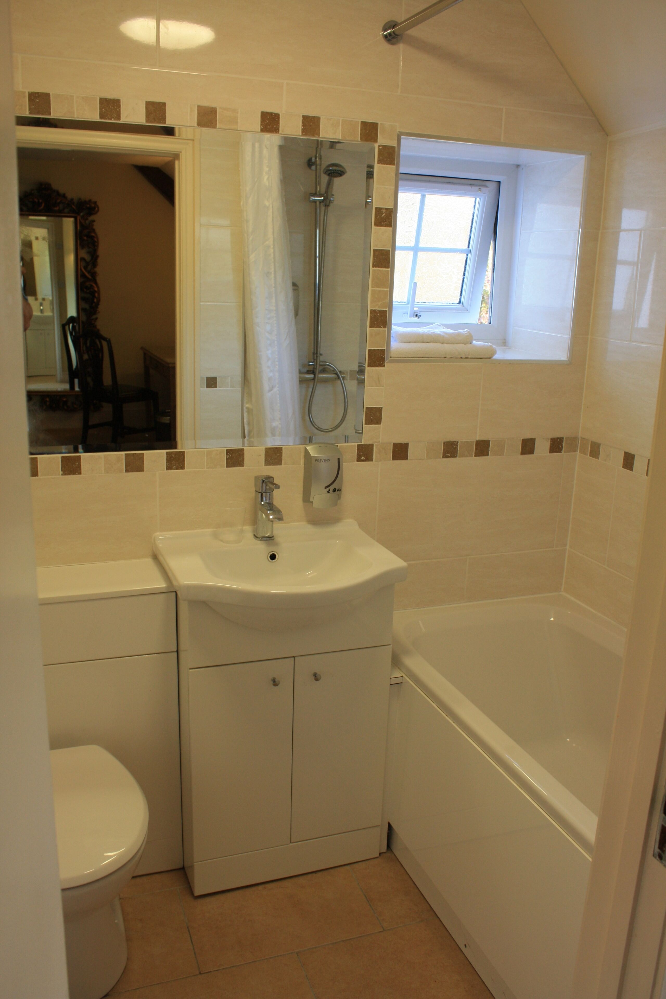 premium double room | bathroom | free toiletries, towels, soap, shampoo