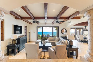 Una Smart TV, una chimenea, un reproductor de DVD