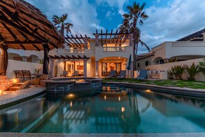 Una piscina con borde infinito, una piscina climatizada