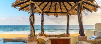 4BD Beachfront Villa with infinity pool and jacuzzi