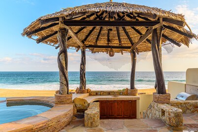 4BD Beachfront Villa with infinity pool and jacuzzi