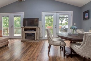 تلفزيون ذكي، مدفأة، كُتُب