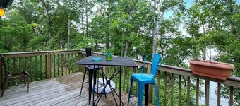 DOGS LOVE THIS LAKEFRONT COZY COTTAGE