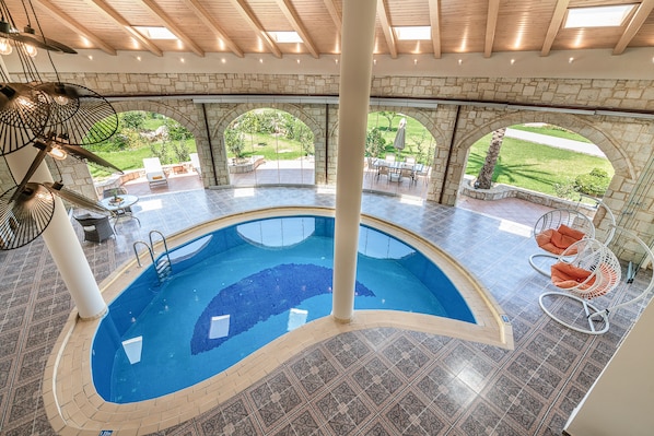 Villa Superior - 3 sovrum - privat pool | Vardagsrum | 32-tums LED-tv med kabelkanaler, tv och dvd-spelare