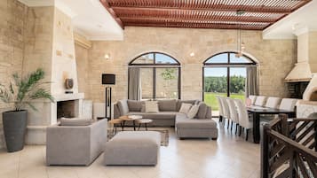 Villa - 4 soveværelser - privat pool | Opholdsområde | 32-tommers LED-tv med kabelkanaler, tv, dvd-afspiller