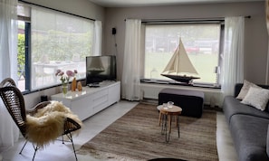 Smart TV, reproductor de DVD, libros y biblioteca musical