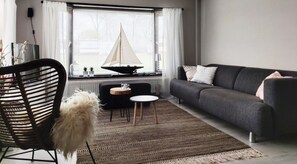 Smart TV, reproductor de DVD, libros y biblioteca musical