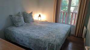 3 bedrooms, iron/ironing board, travel cot, free WiFi