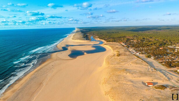 An aerial view of a coastal area with a sandy beach, a small settlement, and a forested landscape. - Villa ALICE ideally located in the heart of the MOLIETS-ET-MAA golf course (MOLIETS-ET-MAA)