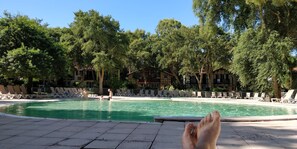Una piscina al aire libre, una piscina climatizada