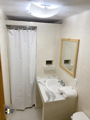 Shower, towels, soap, shampoo - Hotel Real GDL (Guadalajara)