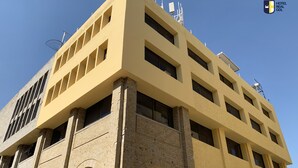 A multi-story hotel with a yellow facade, multiple balconies, and a brick base. - Hotel Real GDL (Guadalajara)