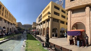 A courtyard with a canal, benches, and outdoor seating. - Hotel Real GDL (Guadalajara)