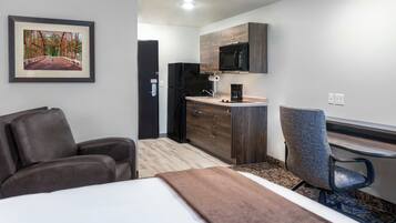 Full-sized fridge, microwave, stovetop, coffee/tea maker