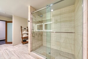 Old Town King Suite with Shower | Bathroom shower - Hotel Lexen - Newhall (Newhall)