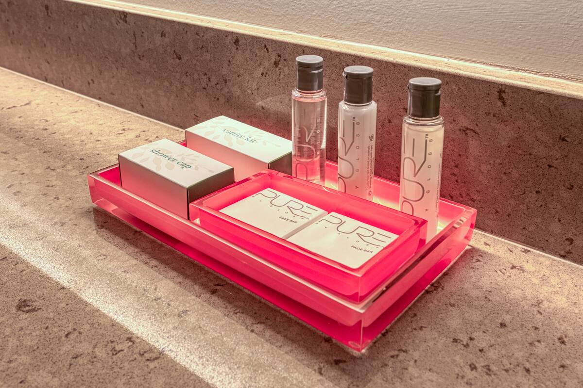 classic single room, 1 king bed, non smoking, bathtub | room amenity