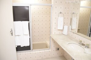 Family Room | Bathroom | Shower, bidet, towels